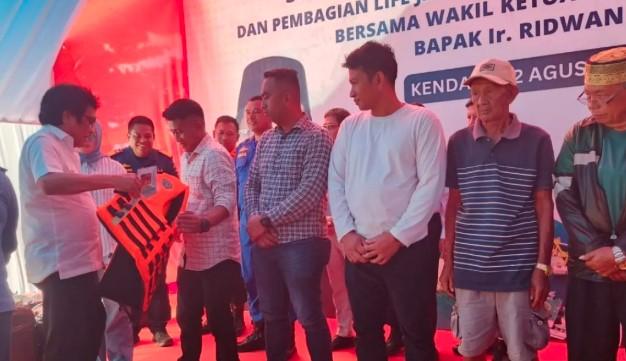 BPTD Sultra dan KSOP Kendari Bagikan 300 Jaket Pelampung untuk Tingkatkan Keselamatan Kapal Tradisional