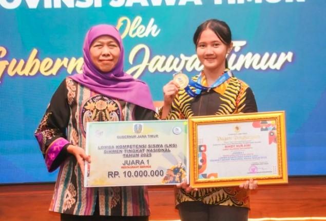 Jatim Raih Hattrick Juara Umum LKS Nasional 2025, Khofifah Beri Bonus hingga Rp10 Juta untuk Siswa dan Guru Pembimbing