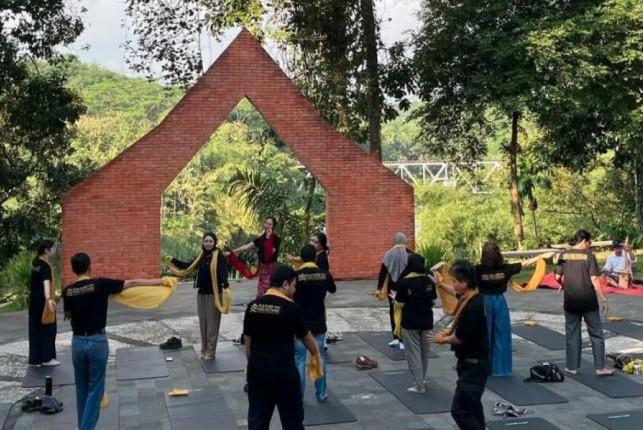 Perpaduan Yoga dan Musik Tarawangsa: Praktik Meditatif Bernuansa Sunda dari Azkarina Fitri