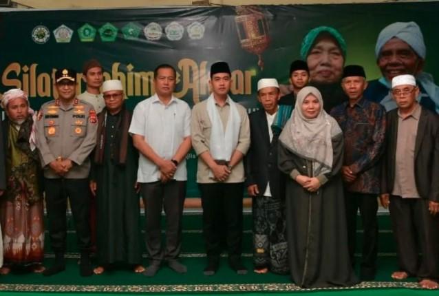 Gibran Terima Sorban Putih dari Ulama Karismatik Lombok sebagai Simbol Restu dan Silaturahmi