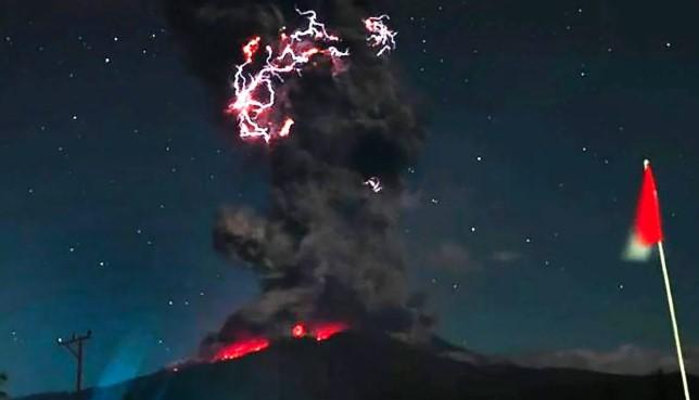 Gunung Lewotobi Meletus Dua Kali, PVMBG Imbau Waspada Banjir Lahar dan Abu Vulkanik