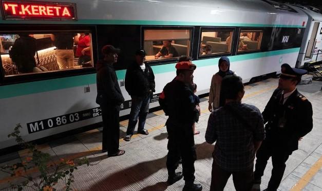 Dampak Anjloknya KA Argo Bromo Anggrek, KAI Daop 4 Semarang Kerahkan 13 Bus untuk Angkut 539 Penumpang dari Stasiun Tegal