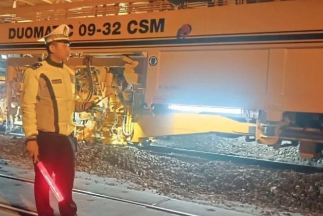 Perbaikan Rel Kereta di Lamongan Masuki Tahap Pemadatan, Lalu Lintas Dialihkan