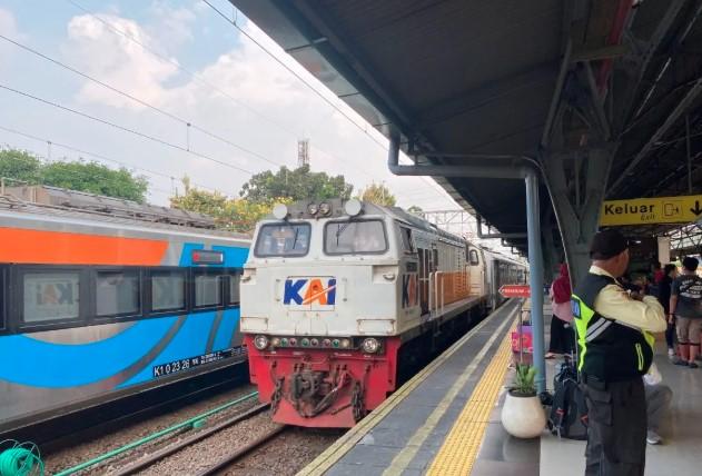 Aksi Bela Palestina di Monas, KAI Berlakukan Berhenti Luar Biasa di Stasiun Jatinegara untuk KA dari Gambir