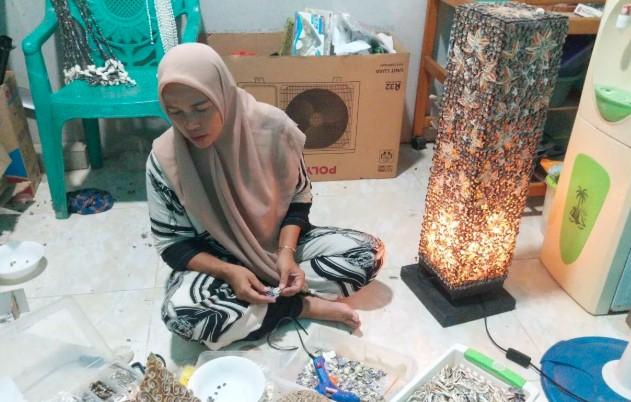 Ubah Limbah Jadi Berkah, Perajin Serang Sulap Cangkang Kerang Jadi Lampu Hias Bernilai Jutaan
