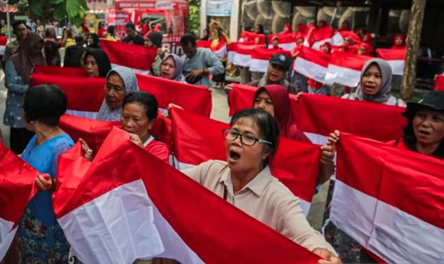Gotong Royong Warga Warnai Kemeriahan Menjelang HUT RI dengan Semangat Nasionalisme dan Kebersihan Lingkungan