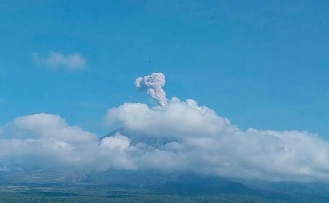Gunung Semeru Kembali Erupsi Dua Kali di Pagi Hari, PVMBG Minta Warga Waspada Awan Panas dan Lahar