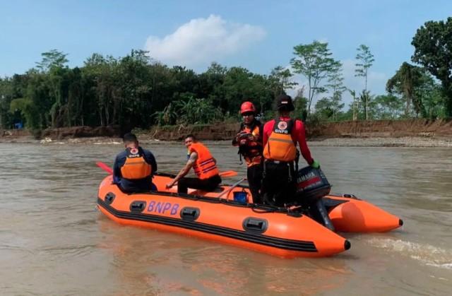 Tiga Pekerja Proyek Hilang Diterjang Banjir Bandang di Sungai Klawing Purbalingga, Tim SAR Lakukan Pencarian Intensif
