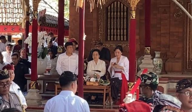 Megawati Soekarnoputri Melayat ke Rumah Duka Ibunda Bintang Puspayoga dan Wali Kota Denpasar