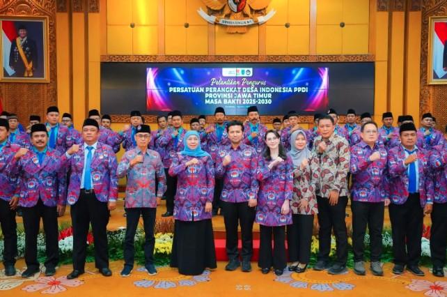Khofifah Pastikan Jatim Siap Kawal Status Kepegawaian Perangkat Desa dan Tekankan Peran Strategis dalam Penurunan Kemiskinan