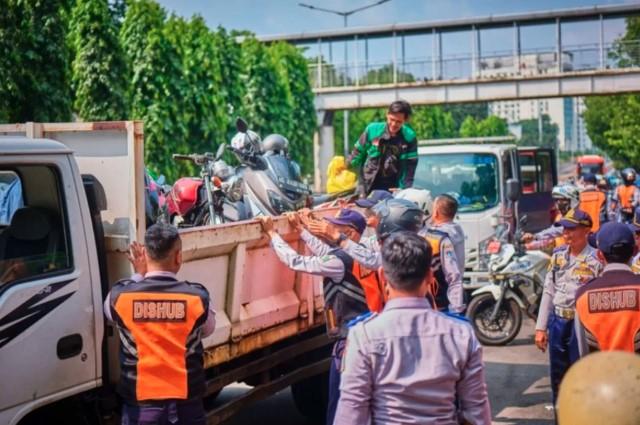 Sudinhub Jaksel Tindak 20 Motor Parkir Liar di Kalibata, Total 1.403 Kendaraan Sudah Dicabut Pentil Sejak Januari