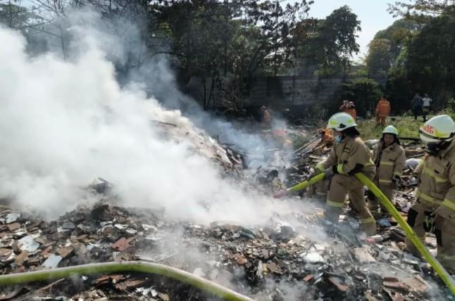 Kebakaran Lahan Sampah di Kelapa Gading Diduga Akibat Puntung Rokok, Petugas Masih Lakukan Pendinginan