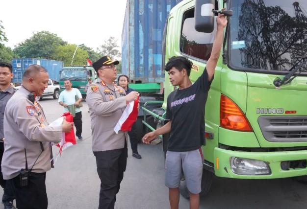 Polres Jakarta Utara Bagikan 100 Bendera Merah Putih, Ajak Pengemudi Rayakan HUT ke-80 RI