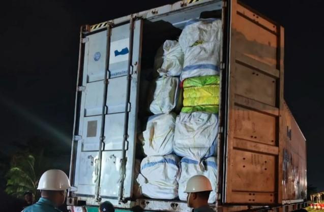 TNI AL Gagalkan Penyelundupan Enam Kontainer Ballpress Asal Malaysia di Pontianak