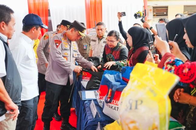 Polri Distribusikan 310 Ton Beras untuk Stabilisasi Harga, Kapolri Tinjau Gerakan Pangan Murah di Mempawah