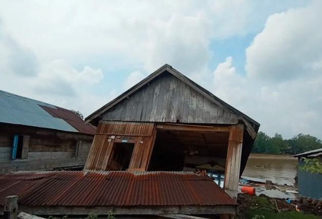 Tiga Rumah Amblas Akibat Abrasi Sungai di Tanjabtim, Warga Diminta Waspada