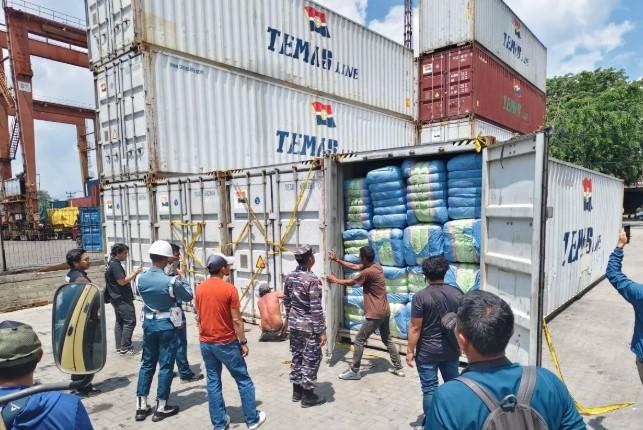 TNI AL Gagalkan Penyelundupan 10 Kontainer Ballpress Ilegal Asal Malaysia ke Kalimantan Barat
