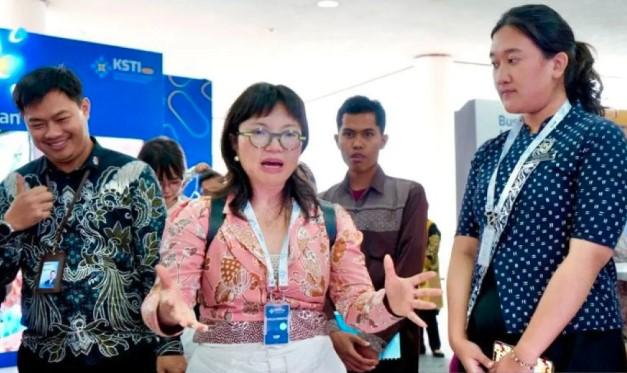 Rangkuman Humaniora: MBG Dongkrak Kemampuan Siswa, 13 Daerah di Kalsel Masih Kotor, KBBI Pakai AI, dan Wacana Pembatasan Robl