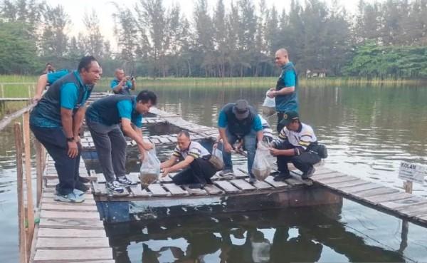 Badan Karantina Lepas 15 Ribu Bibit Ikan Nila di Bekas Tambang Timah Bangka