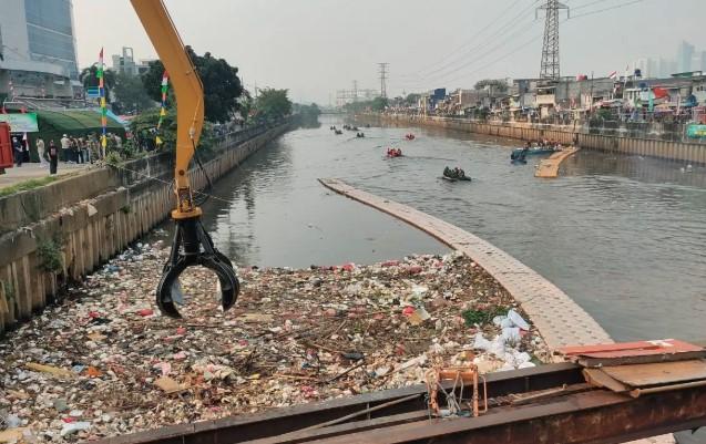 Kodam Jaya Temukan Sampah Plastik hingga Kasur di Kanal Banjir Barat, Aksi Bersih Sungai Akan Rutin Digelar