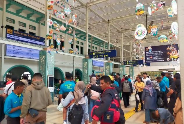 KAI Daop 1 Jakarta Beri Diskon 20 Persen Tiket Kereta untuk Rayakan HUT ke-80 RI