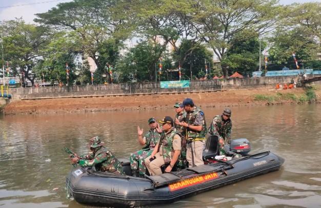 Kodam Jaya dan Pemkot Jakarta Barat Bersihkan Sampah di Banjir Kanal Barat Jelang Musim Hujan