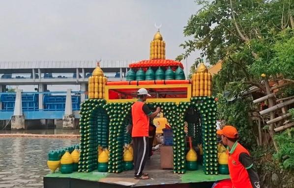 Petugas UPS Cengkareng Buat Masjid Apung dari 3.558 Botol Bekas untuk Festival Lingkungan