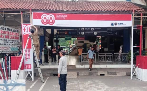 Terminal Kampung Rambutan Berhias Merah Putih Sambut HUT ke-80 RI