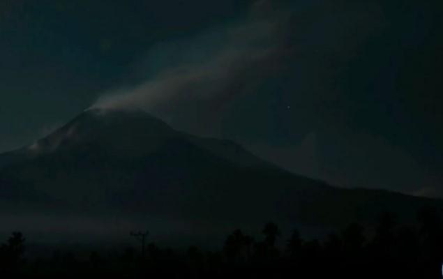 Gunung Lewotobi Laki-laki Alami Tiga Kali Erupsi, Status Tetap Level IV Awas