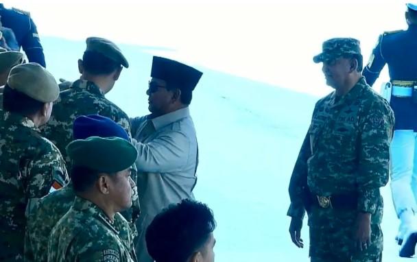 Prabowo Rapikan Baret Pejabat Sebelum Pimpin Upacara Gelar Pasukan TNI