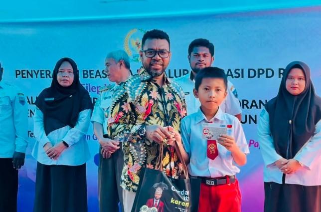 153 Pelajar di Manokwari Selatan Terima Beasiswa PIP dari Ketua Komite DPD RI Filep Wamafma