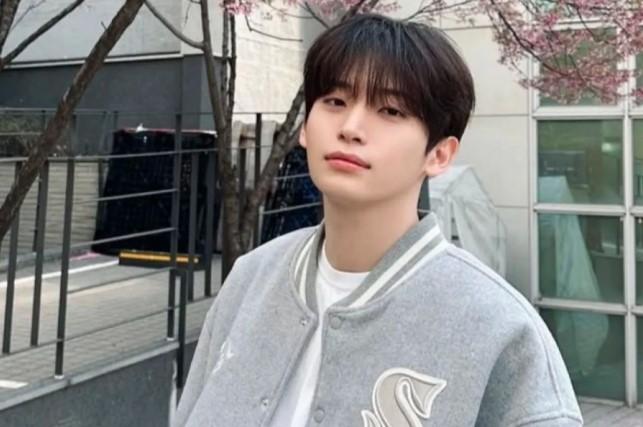Cedera Pergelangan Kaki, Jungmo CRAVITY Akan Tampil Sambil Duduk di Panggung Internasional