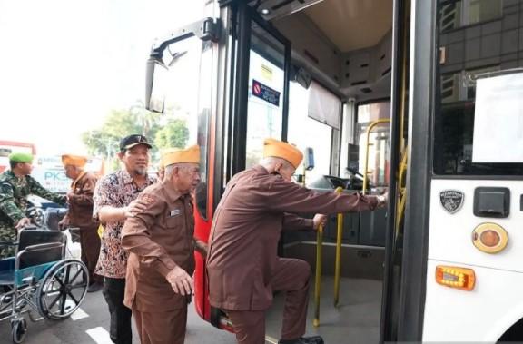Peringati Hari Veteran Nasional, 500 Pejuang Kemerdekaan Diajak Keliling Jakarta dengan Bus Transjakarta