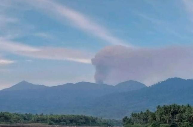 Gunung Dukono Erupsi, Semburkan Abu Vulkanik Setinggi 800 Meter