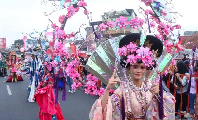 Dari Rinjani Dibuka Kembali hingga Karnaval Fesyen Megah di Jember