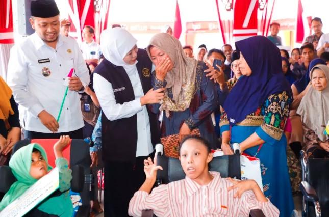 Gubernur Khofifah Salurkan Bansos Rp12,68 Miliar dan Bendera Merah Putih untuk Warga Sampang