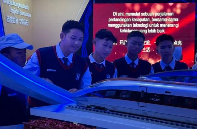 CRRC Sifang Ajak Siswa dan Railfans Kenali Teknologi Kereta Cepat Jakarta–Bandung