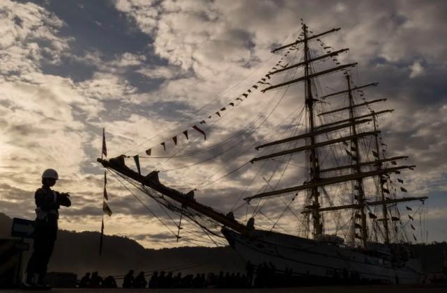 KRI Bima Suci Gelar Pameran Bendera di Negara Kunjungan untuk Peringati HUT ke-80 RI