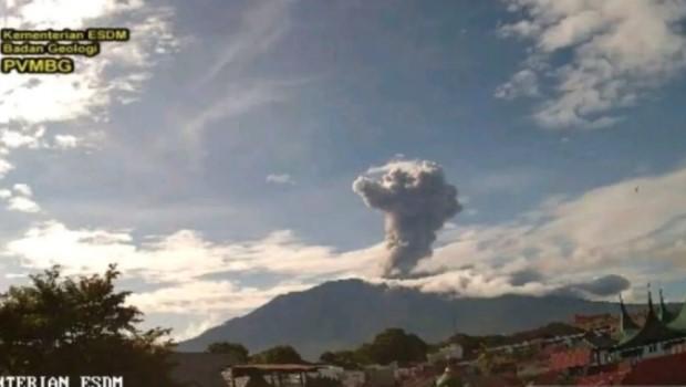 Gunung Marapi Erupsi, Semburkan Abu 1.600 Meter ke Arah Timur Laut