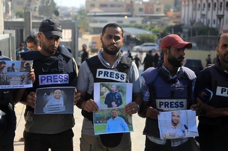 Tujuh Warga Sipil Palestina Termasuk Empat Wartawan Tewas Diserang Artileri Israel di Depan RS Al-Shifa
