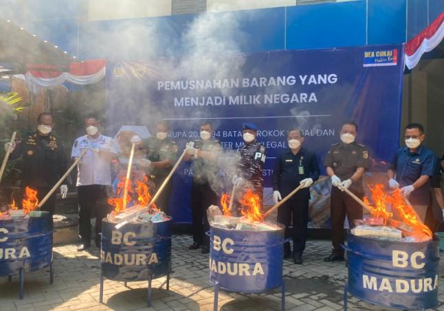 Bea Cukai Madura Musnahkan Rokok dan MMEA Ilegal Senilai Rp29,5 Miliar, Selamatkan Kerugian Negara Rp19,5 Miliar