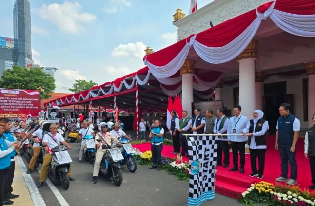 Gubernur Jatim Lepas Relawan Bantuan Tali Asih untuk Keluarga Pahlawan, Peringati 80 Tahun Kemerdekaan RI