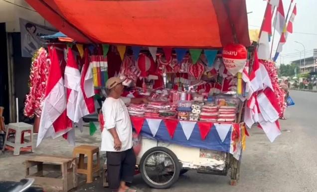 Pedagang Bendera Merah Putih di Jakarta Selatan Keluhkan Omset Menurun Jelang HUT ke-80 RI
