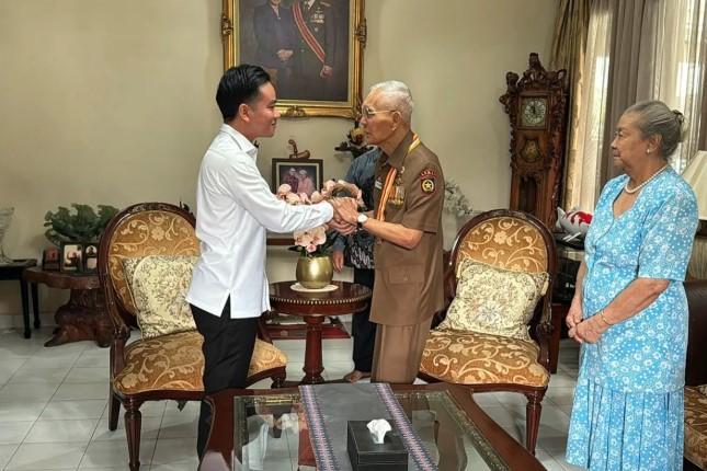 Gibran Temui Try Sutrisno, Sampaikan Undangan HUT RI ke-80 dan Bahas Kepemimpinan Bangsa