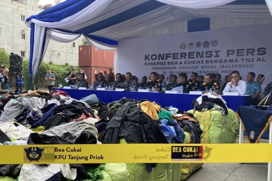 Pakaian Bekas Senilai Rp1,51 Miliar Diamankan Bea Cukai dan TNI AL di Tanjung Priok