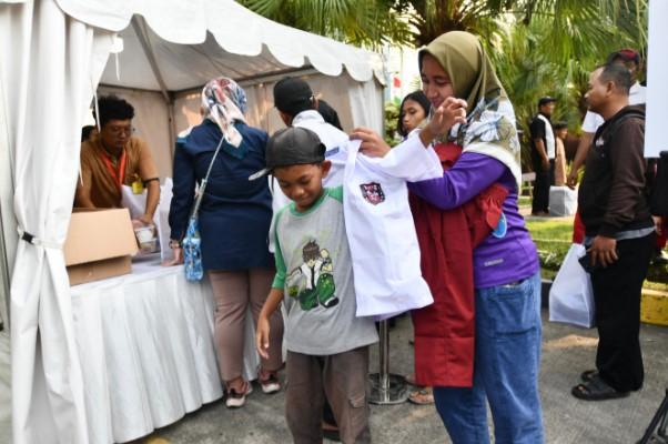 Berikan Seribu Seragam Sekolah untuk Anak-Anak, Pertamina Tebar Energi di Bulan Kemerdekaan
