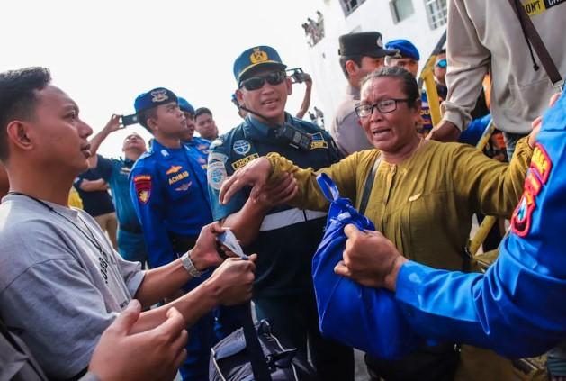 KMP Gili Iyang Terbakar di Perairan Karang Jamuang, Seluruh Penumpang Selamat