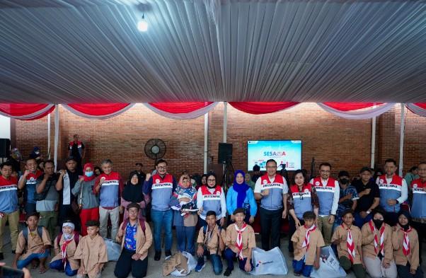 Seribu Seragam Sekolah Dibagi Pertamina untuk Anak-anak di Cilincing