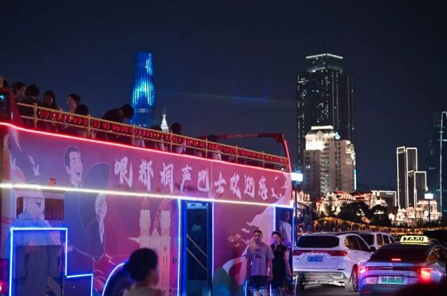Tianjin Luncurkan "Bus Crosstalk" yang Sajikan Komedi Tradisional di Atas Roda
