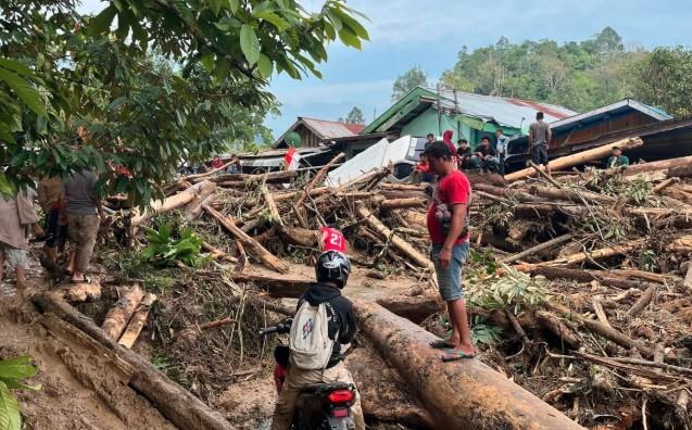 Pemkab Sigi Salurkan Bantuan dan Bersihkan Jalan Usai Banjir Bandang Terjang Desa Namo